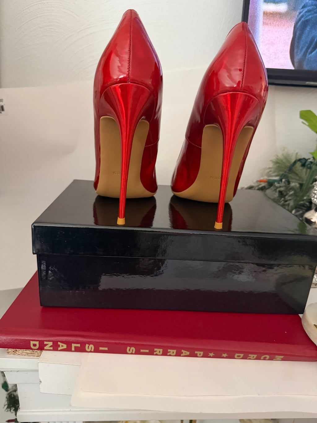 Vibrant Red Laser Stiletto Pumps and Metallic Red Clutch Purse Set – Luxury Chunky Gold Chain Handbag & Pointed Toe High Heels – Formal Gala & Evening Accessory Set
