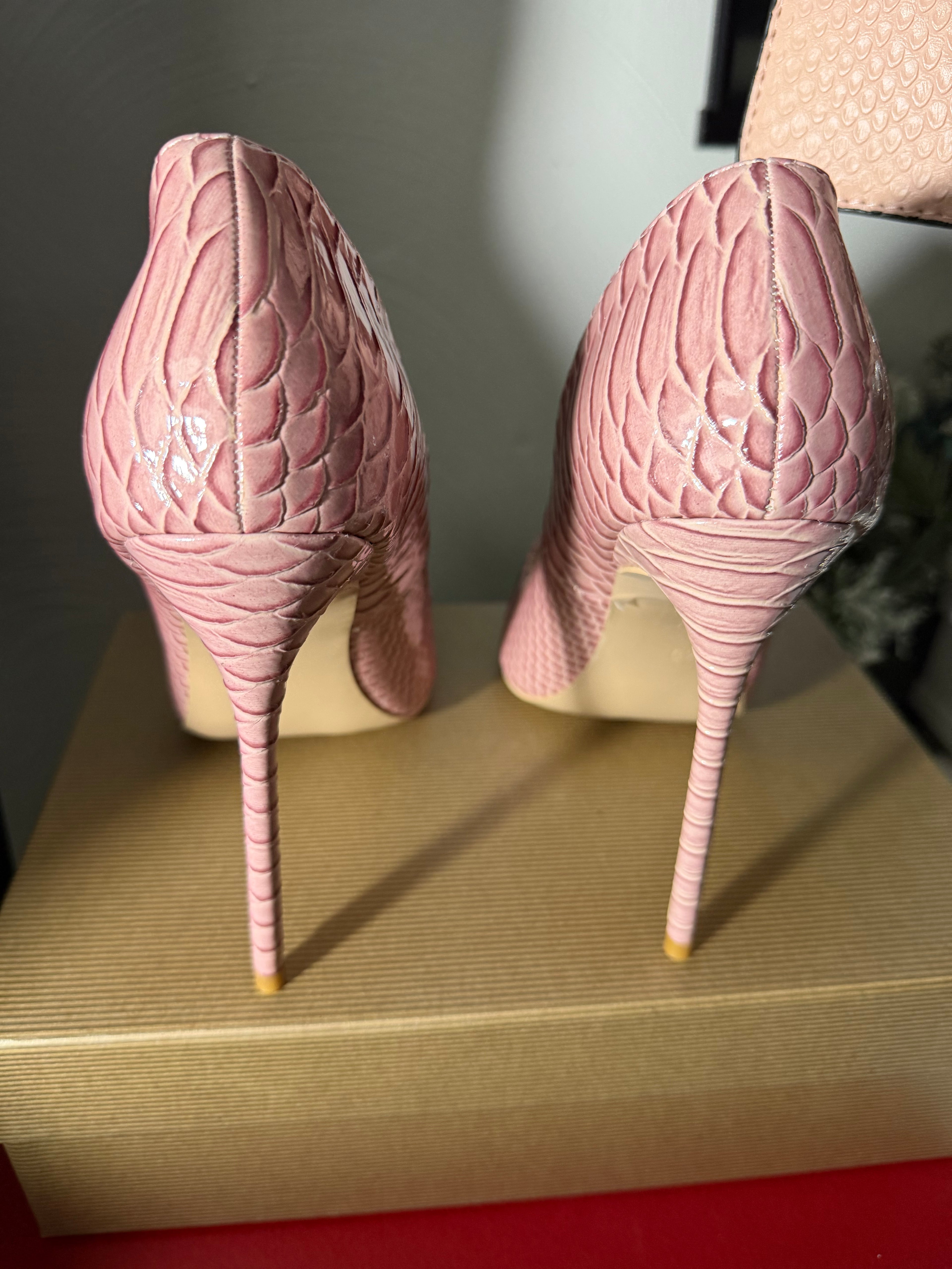 atching Light Pink Croc Heels and Bag Set, High Stiletto Pointed Toe Pumps, Envelope Clutch with Horseshoe Hardware