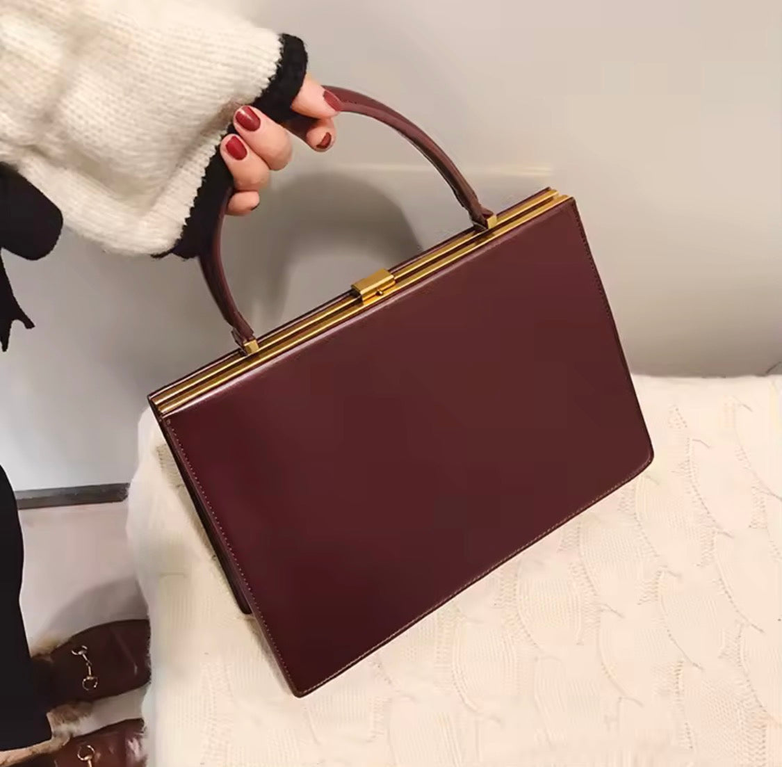 Vintage Style Frame Handbag – Classic Top Handle Purse with Metal Kiss-Lock Closure, Retro Structured Tote for Women