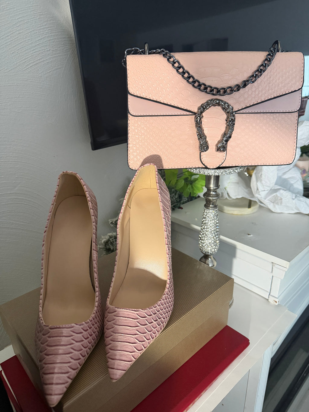 atching Light Pink Croc Heels and Bag Set, High Stiletto Pointed Toe Pumps, Envelope Clutch with Horseshoe Hardware
