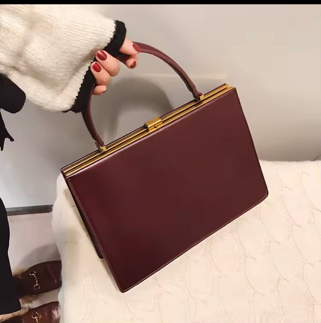 Vintage Style Frame Handbag – Classic Top Handle Purse with Metal Kiss-Lock Closure, Retro Structured Tote for Women