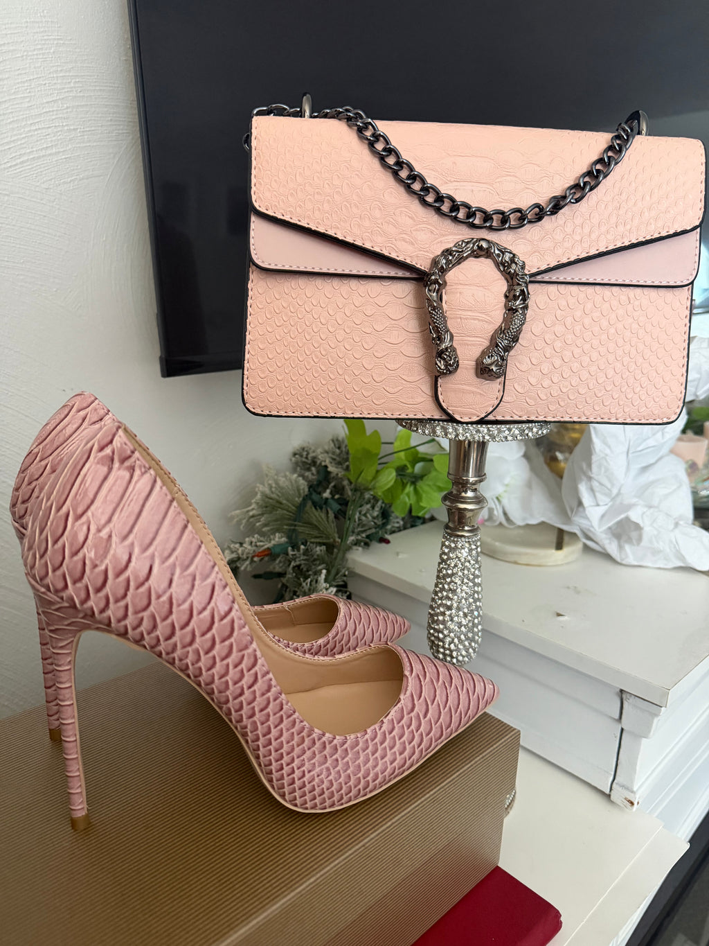 atching Light Pink Croc Heels and Bag Set, High Stiletto Pointed Toe Pumps, Envelope Clutch with Horseshoe Hardware