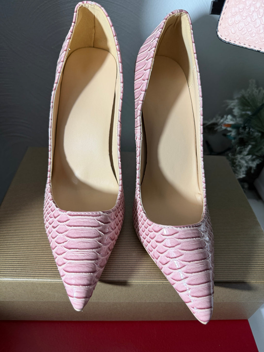 atching Light Pink Croc Heels and Bag Set, High Stiletto Pointed Toe Pumps, Envelope Clutch with Horseshoe Hardware