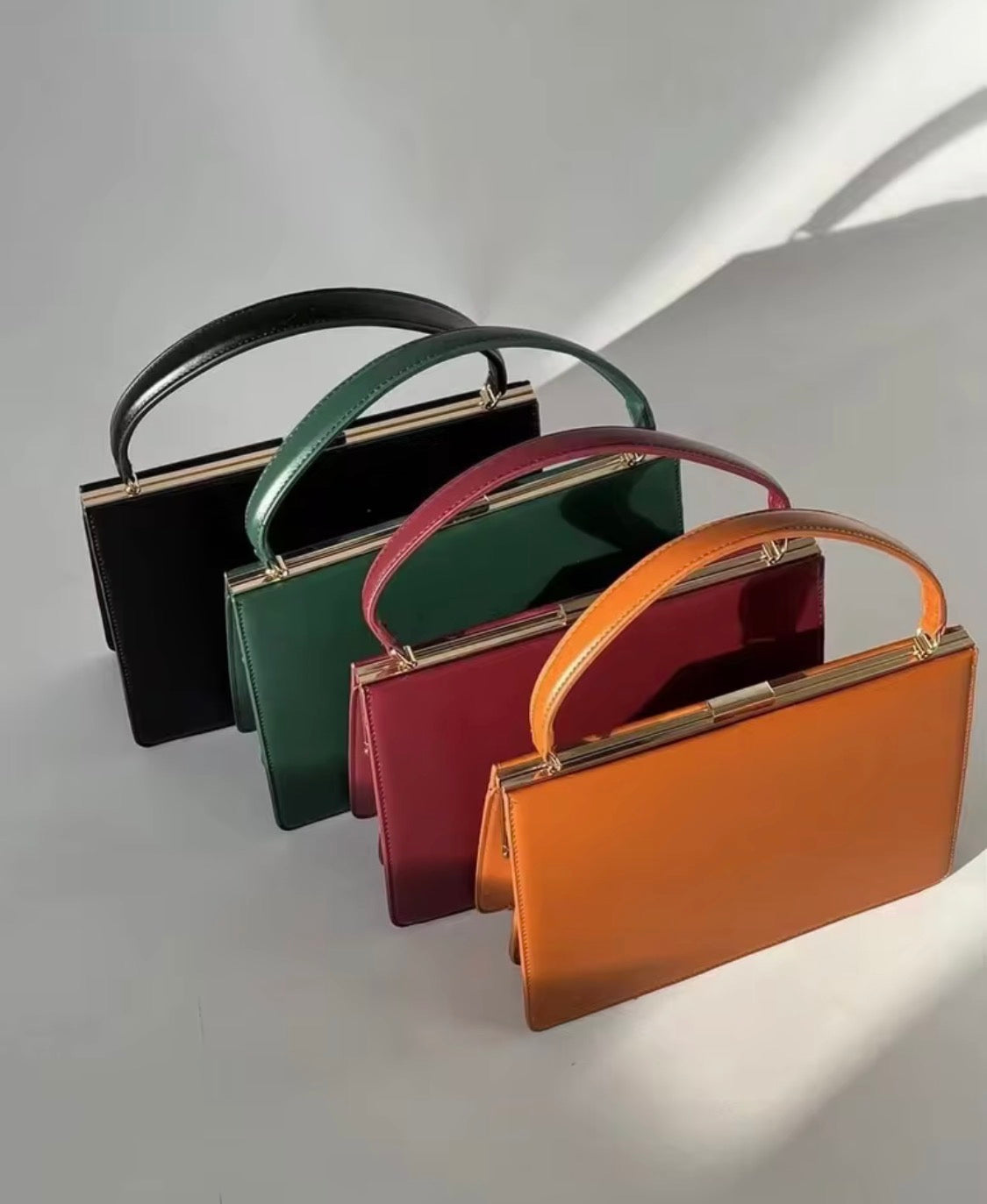 Vintage Style Frame Handbag – Classic Top Handle Purse with Metal Kiss-Lock Closure, Retro Structured Tote for Women